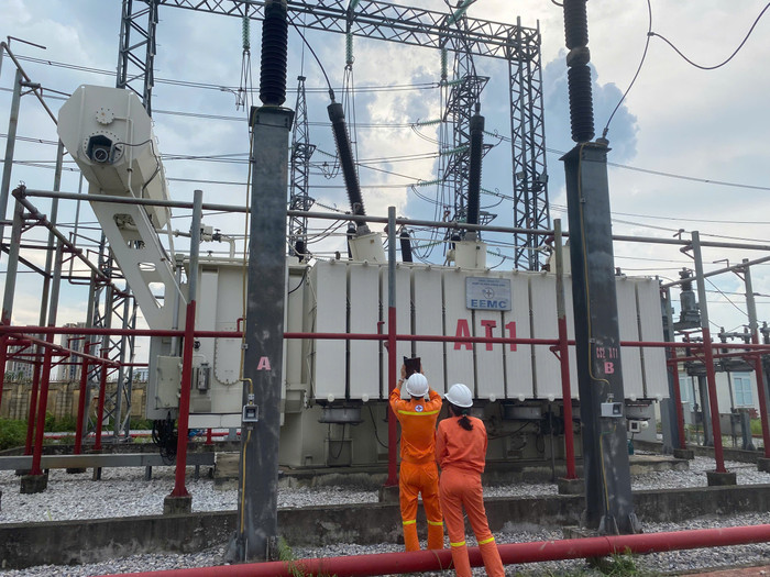 Kiểm tra kỹ thuật máy biến áp AT1 tại TBA 220kV Long Biên. Kiểm tra kỹ thuật máy biến áp AT1 tại TBA 220kV Long Biên.