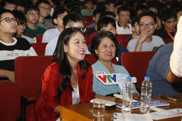 Bà Thái Minh Diễm Tú ấn tượng trước tài năng của sinh viên Đại học Bách Khoa Hà Nội. anh-3-ba-thai-minh-diem-tu-an-tuong-truoc-tai-nang-cua-sinh-vien-dai-hoc-bach-khoa.jpg