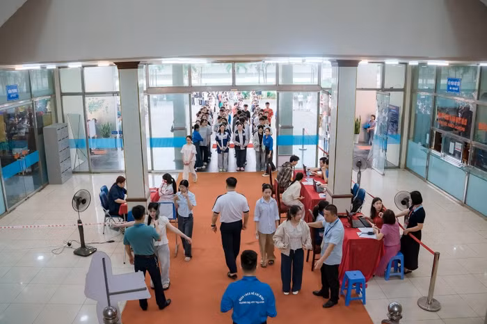 Thí sinh kiểm tra thông tin, quét an ninh trước khi vào phòng thi – HSA 604 Trường Đại học Thái Bình.