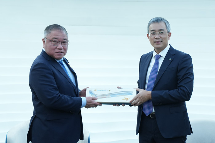 Ông Đặng Ngọc Hòa, Chủ tịch Hội đồng quản trị Vietnam Airlines tặng quà lưu niệm cho ông Dato Sri Tiong King Sing, Bộ trưởng Bộ Du lịch, Nghệ thuật và Văn hóa Malaysia. 5-ong-dang-ngoc-hoa-chu-tich-hoi-dong-quan-tri-vietnam-airlines-tang-qua-luu-niem-cho-ong-dato-sri-tiong-king-sing-bo-truong-bo-du-lich-nghe-thuat-va-van-hoa-malaysia.jpg