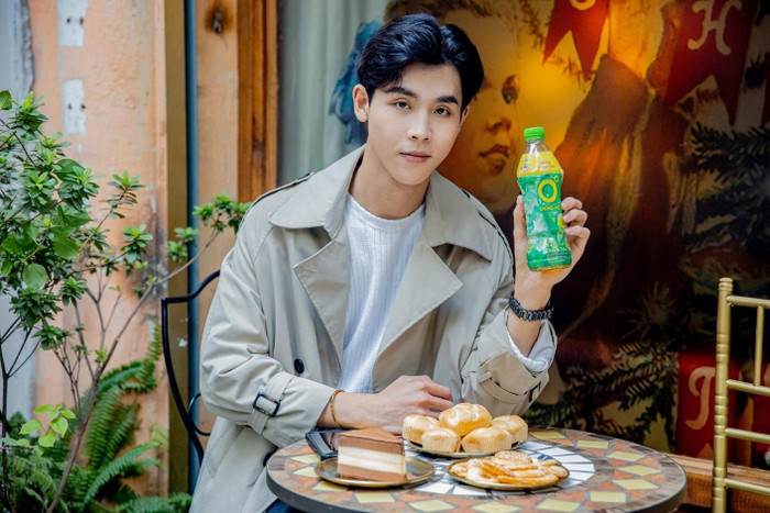 Một chai Trà Xanh Không Độ mát lạnh, giữa nhịp sống vội vã, giúp tinh thần “refresh”, stress tan biến, chỉ còn khoảnh khắc thư giãn trọn vẹn.