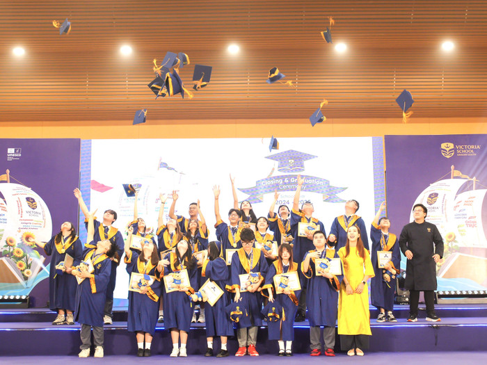 Nghi thức tung mũ tốt nghiệp của các em học sinh Victoria School - Nam Sài Gòn. 7-nsg-tung-non.jpg