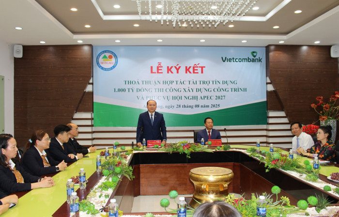 Ông Phan Duy Phúc – Bí thư Đảng ủy, Giám đốc Vietcombank Kiên Giang (bên trái) phát biểu tại buổi lễ ký kết thỏa thuận hợp tác. 20250828-kgi-dtn-vietcombankkiengiangkyketthoathuanhoptac-1-large.jpg
