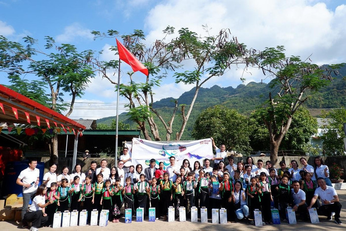 Hoạt động Cùng em tới trường tại Chiềng Ban, Tú Nang, Sơn La. Hoạt động Cùng em tới trường tại Chiềng Ban, Tú Nang, Sơn La.