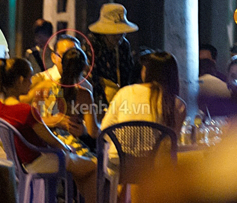 Đoan Trang "hồn nhiên" hôn bạn trai - một anh chàng ngoại quốc ngồi cạnh. Đoan Trang "hồn nhiên" hôn bạn trai - một anh chàng ngoại quốc ngồi cạnh.