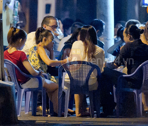 Sau đó, mọi người ăn uống khá vui vẻ. Đi ăn cùng Đoan Trang còn có sự xuất hiện của ca sỹ Hà Anh Tuấn. Sau đó, mọi người ăn uống khá vui vẻ. Đi ăn cùng Đoan Trang còn có sự xuất hiện của ca sỹ Hà Anh Tuấn.