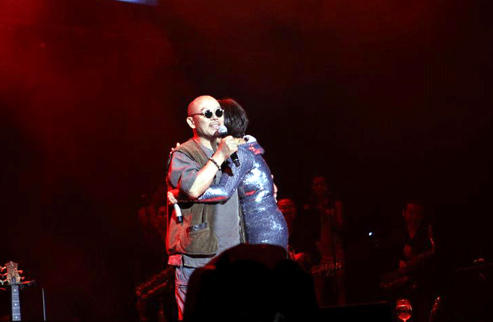 Trước đó, ngay thời điểm đang biểu diễn, diva nhạc Việt dành cho người bạn lớn - họa sỹ Thành Chương một cái ôm xúc động vì ông đã nhận lời làm MC cho chương trình. Thành Chương là người bạn lớn đối với gia đình và cá nhân Mỹ Linh từ những năm khởi đầu sự nghiệp. Người họa sỹ này luôn theo sát, ủng hộ Mỹ Linh trong cả con đường nghệ thuật lẫn cuộc sống. ‘Anh cũng chính là người nắm giữ nhiều bí mật lớn nhỏ của tôi’, Mỹ Linh tiết lộ. Trước đó, ngay thời điểm đang biểu diễn, diva nhạc Việt dành cho người bạn lớn - họa sỹ Thành Chương một cái ôm xúc động vì ông đã nhận lời làm MC cho chương trình. Thành Chương là người bạn lớn đối với gia đình và cá nhân Mỹ Linh từ những năm khởi đầu sự nghiệp. Người họa sỹ này luôn theo sát, ủng hộ Mỹ Linh trong cả con đường nghệ thuật lẫn cuộc sống. ‘Anh cũng chính là người nắm giữ nhiều bí mật lớn nhỏ của tôi’, Mỹ Linh tiết lộ.