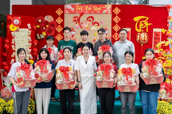 Trường đại học trao nhiều phần quà, tổ chức chuyến xe về quê dịp Tết cho sinh viên 