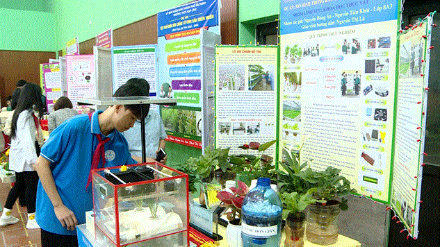 Học sinh Bắc Ninh trong một cuộc thi khoa học kỹ thuật và trưng bày sản phẩm STEM cấp thành phố. Ảnh: sgddt.bacninh.gov.vn 212-5.gif