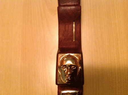 Phần đuôi được chạm khắc hình một tổng thống nổi tiếng, vốn được coi như thần tượng của chủ nhân. Phần đuôi được chạm khắc hình một tổng thống nổi tiếng, vốn được coi như thần tượng của chủ nhân.