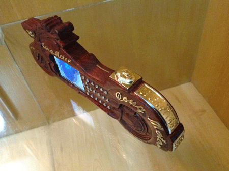 Chủ nhân không ngần ngại đưa số điện thoại lên thân máy Chủ nhân không ngần ngại đưa số điện thoại lên thân máy