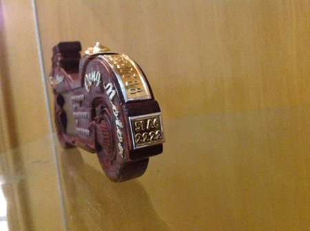 Thông qua chiếc điện thoại, những thông tin cơ bản nhất về chủ nhân đã được “rinh” lên thân máy. Thông qua chiếc điện thoại, những thông tin cơ bản nhất về chủ nhân đã được “rinh” lên thân máy.