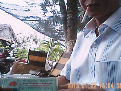 Hình ảnh trung úy Nghị nhận tiền Hình ảnh trung úy Nghị nhận tiền