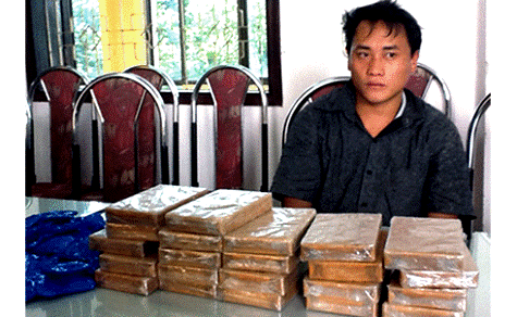 Mùa Bá Tu cùng tang vật gồm 22 bánh heroin và 12.000 viên ma tuý tổng hợp khi bị bắt giữ (ảnh do CQĐT cung cấp) Mùa Bá Tu cùng tang vật gồm 22 bánh heroin và 12.000 viên ma tuý tổng hợp khi bị bắt giữ (ảnh do CQĐT cung cấp)