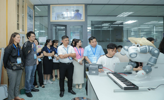 Đoàn tham quan cơ sở vật chất, phòng thí nghiệm của nhà trường theo mô hình hiện đại và đồng bộ. iuh-6.jpg