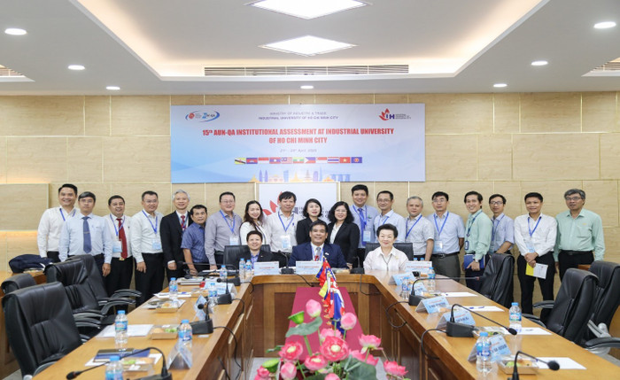 Đoàn AUN cũng đánh giá cao về nỗ lực, thành tích của các đơn vị đào tạo của nhà trường, mang giá trị, sự hài lòng của nhà tuyển dụng. iuh-7.jpg