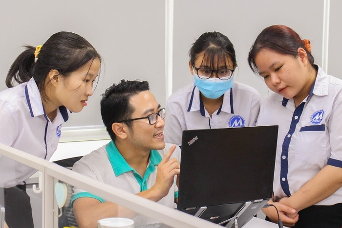 Sinh viên và giảng viên Trường Đại học Tài chính - Marketing. Ảnh: Website nhà trường. 1757839491395.png