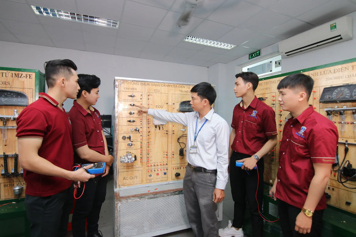 Ảnh minh họa: Website nhà trường. ntt4.png