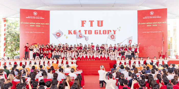 Buổi lễ còn mang đến những khoảnh khắc tươi vui, sôi nổi, khởi đầu năm học mới đầy hứng khởi với những tiết mục văn nghệ mang đậm màu sắc Trường Đại học Ngoại thương. van-nghe.jpg