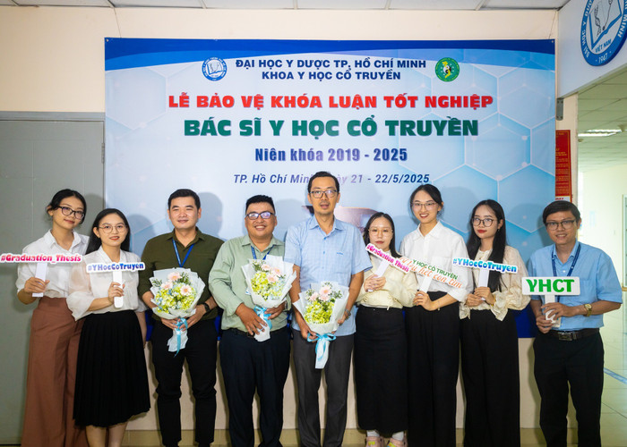 Tiến sĩ Lê Bảo Lưu (ở giữa) là ứng viên phó giáo sư ngành Y học, chuyên ngành Y học cổ truyền. Ảnh: Website nhà trường. 499791778-1305778341548902-2359993889625325316-n.jpg