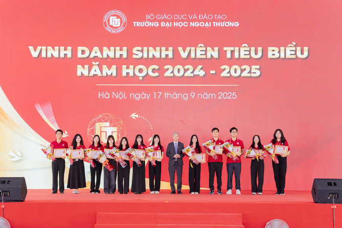 Phó Giáo sư, Tiến sĩ Đào Ngọc Tiến - Phó Hiệu trưởng Trường Đại học Ngoại thương trao bằng khen và huy chương cho các sinh viên tiêu biểu năm học 2024-2025. thay-tien.jpg