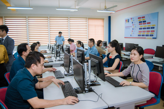 Lớp giảng viên nguồn (khóa đầu tiên) tại Trung tâm Vi mạch bán dẫn và Công nghệ thông minh (VKU – SSTH) của Trường Đại học Công nghệ Thông tin và Truyền thông Việt - Hàn. Ảnh: Website nhà trường. vku-1.png