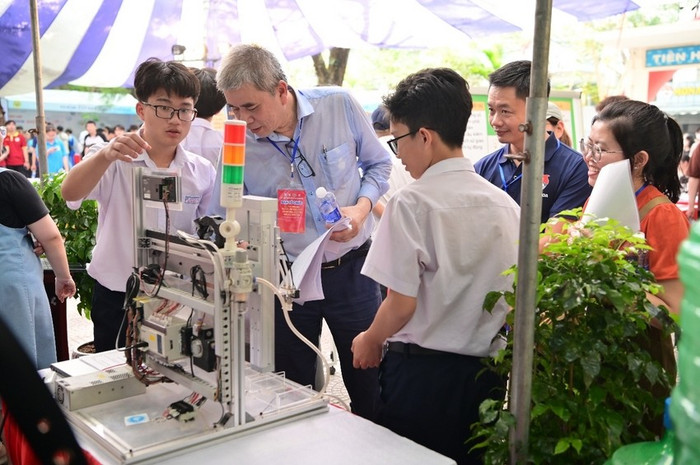 Sinh viên giới thiệu về các sản phẩm khoa học công nghệ tại Hội nghị Khoa học và Triển lãm Công nghệ của học sinh, sinh viên năm học 2024-2025 của Trường Đại học Bách khoa - Đại học Đà Nẵng. Ảnh: Website nhà trường. sv-bk-dn.png