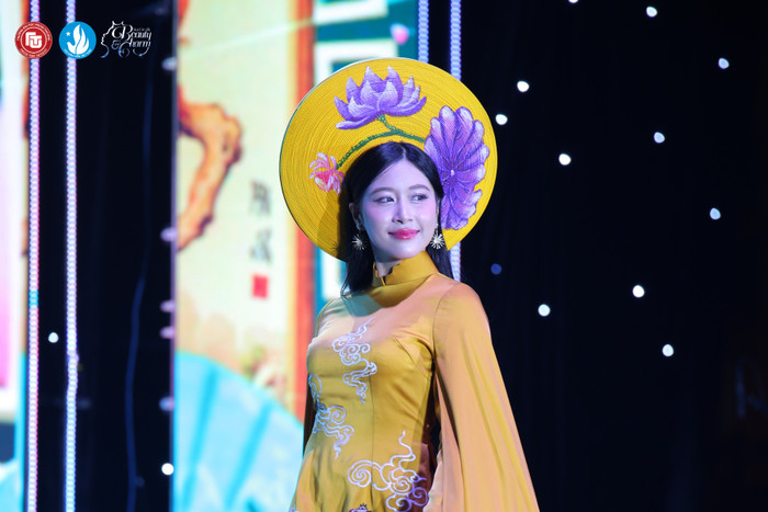 anh-phan-thi-ao-dai-2.png