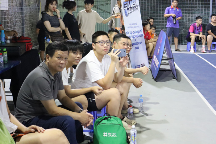 Các cổ động viên theo dõi từng pha bóng trong trận đấu đầy kịch tính. img-1423.jpg