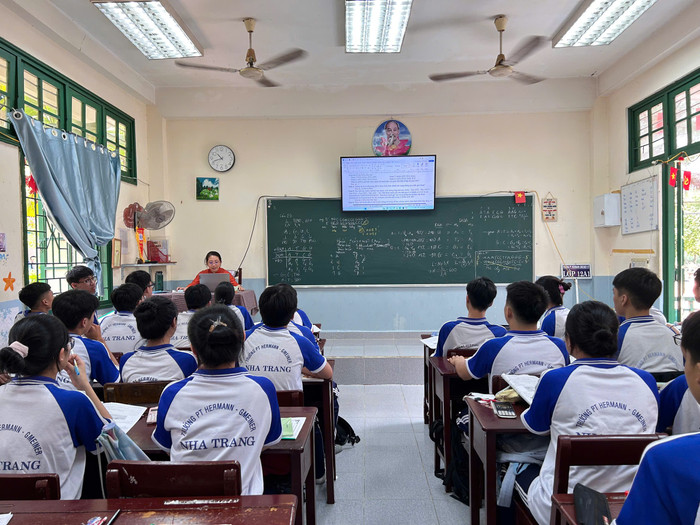 Giáo viên ở tất cả các chức danh nghề nghiệp đều phải đáp ứng tiêu chuẩn chung về đạo đức. Ảnh minh hoạ: Trường Phổ thông Hermann Gmeiner Nha Trang (tỉnh Khánh Hòa). hoc-sinh-thuy-hien.jpg