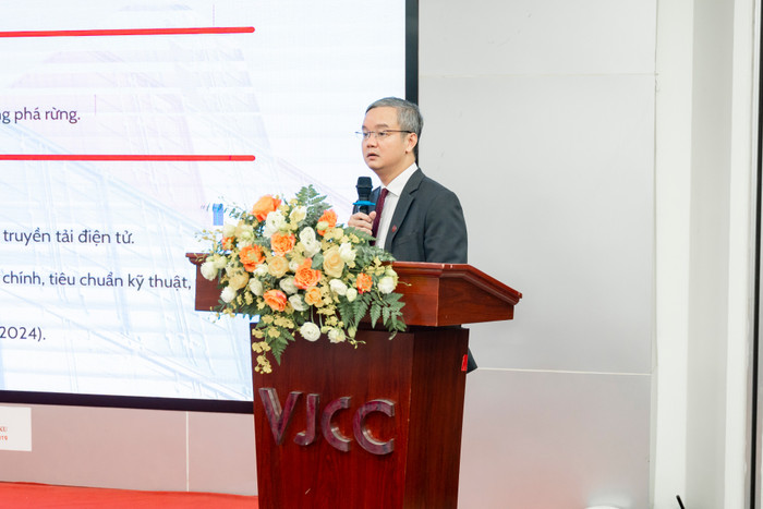 Phó Giáo sư, Tiến sĩ Đào Ngọc Tiến - Phó Hiệu trưởng Trường Đại học Ngoại thương trình bày về Báo cáo Thương mại Quốc tế Việt Nam 2025. Phó Giáo sư, Tiến sĩ Đào Ngọc Tiến - Phó Hiệu trưởng Trường Đại học Ngoại thương trình bày về Báo cáo Thương mại Quốc tế Việt Nam 2025.