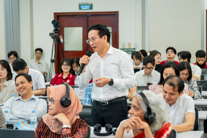 Một số chuyên gia khách mời đã đặt câu hỏi và đóng góp ý kiến cho Báo cáo Thương mại Quốc tế Việt Nam 2025, góp phần hoàn thiện nội dung và nâng cao giá trị thực tiễn của ấn phẩm. img00820.jpg