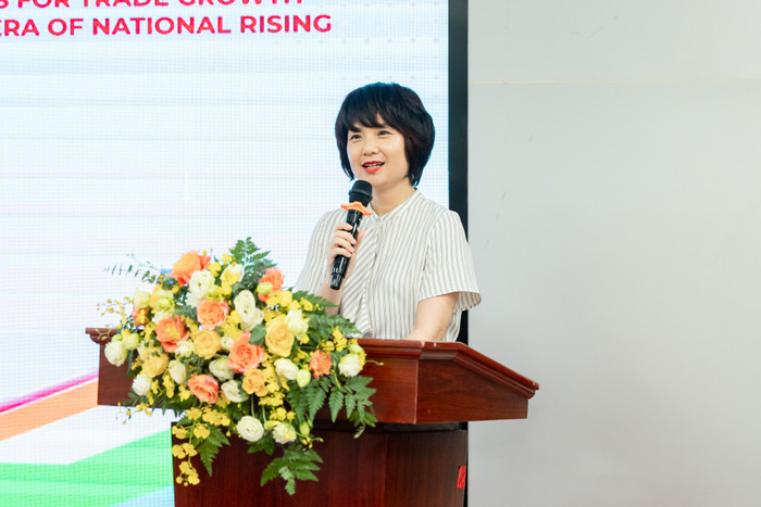Phó Giáo sư, Tiến sĩ Phạm Thu Hương - Hiệu trưởng Trường Đại học Ngoại thương phát biểu khai mạc buổi lễ. Phó Giáo sư, Tiến sĩ Phạm Thu Hương - Hiệu trưởng Trường Đại học Ngoại thương phát biểu khai mạc buổi lễ.