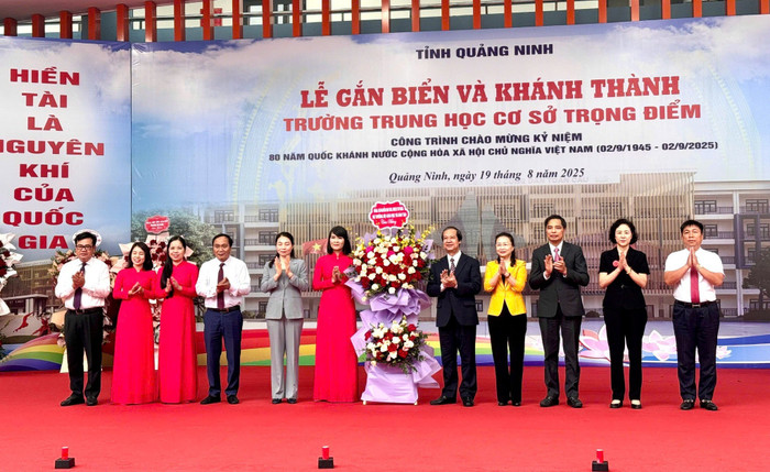 Bộ trưởng Bộ Giáo dục và Đào tạo Nguyễn Kim Sơn tặng hoa chúc mừng nhà trường. 536583164-1185447333628597-3918681345671681874-n.jpg