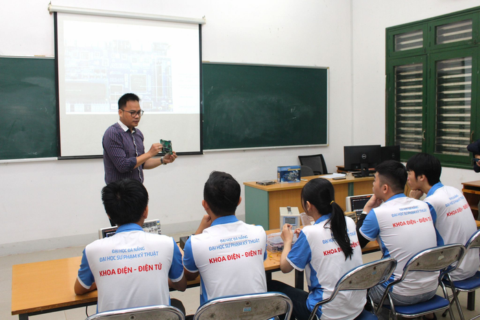 Giờ thực hành Thiết kế vi mạch bán dẫn của sinh viên Khoa Điện-Điện tử, Trường Đại học Sư phạm Kỹ thuật (Đại học Đà Nẵng). Ảnh: Website nhà trường. 1757473296888.png