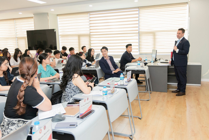 Với những câu chuyện thực tiễn từ môi trường đa quốc gia, ông Christopher Morley nhấn mạnh tầm quan trọng của sự tôn trọng, khiêm tốn và thấu hiểu trong giao tiếp đa văn hóa. Ảnh: NTCC. ftu3.jpg