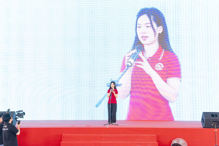 Tân sinh viên Nguyễn Lê Hiền Mai - Thủ khoa toàn quốc kỳ thi tốt nghiệp trung học phổ thông năm 2025, tổ hợp môn A00 phát biểu tại buổi lễ. hien-mai.jpg