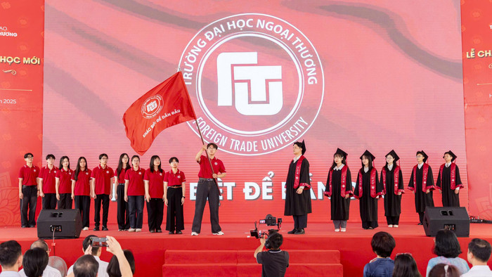 Nghi lễ thể hiện sự tiếp nối truyền thống của các thế hệ “Người Ngoại Thương” cũng như quyết tâm của các tân sinh viên sẵn sàng đón nhận những thử thách mới. trao-co.jpg
