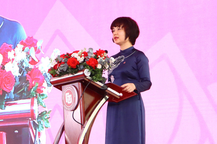 Phó Giáo sư, Tiến sĩ Phạm Thu Hương - Hiệu trưởng Trường Đại học Ngoại thương phát biểu tại buổi lễ. co-huong-7361.jpg