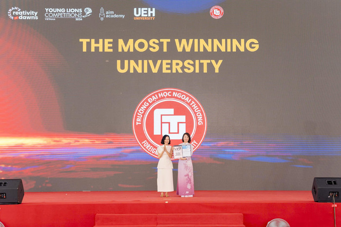 Phó Giáo sư, Tiến sĩ Vũ Thị Hiền - Phó Hiệu trưởng Trường Đại học Ngoại thương đại diện lãnh đạo nhà trường nhận giải thưởng “The Most Winning University” năm 2025. co-hien.jpg