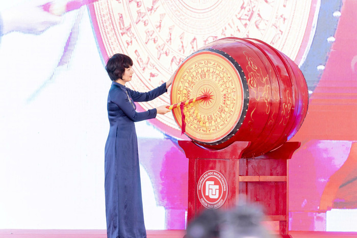 Hiệu trưởng Trường Đại học Ngoại thương đánh trống chào mừng năm học mới 2025-2026. co-huong-danh-trong.jpg