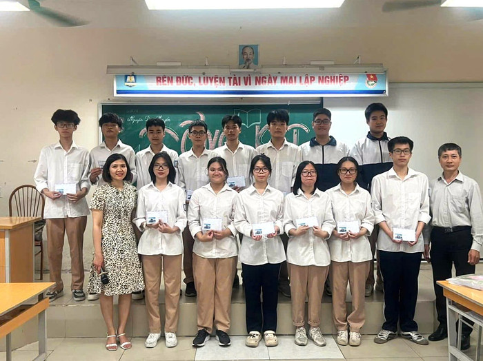 Em Nguyễn Tự Quyết (hàng đầu, thứ 2 từ phải sang) mơ ước trở thành kỹ sư Công nghệ thông tin. Ảnh: NVCC. 12a9.jpg