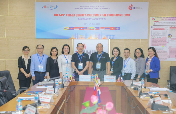 Tiến sĩ Nguyễn Thị Thu Hiền - Viện trưởng Viện Tài chính - Kế toán, Trường Đại học Công nghiệp Thành phố Hồ Chí Minh (thứ tư từ phải sang) cùng các thành viên của Viện tham gia buổi phỏng vấn trong khuôn khổ đánh giá chương trình cử nhân Kế toán bởi đoàn AUN-QA vào tháng 4/2025. picture6.jpg
