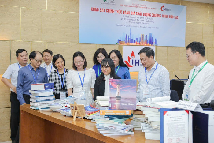 Các giảng viên Viện Tài chính - Kế toán, Trường Đại học Công nghiệp Thành phố Hồ Chí Minh cùng các đánh giá viên trong buổi khai mạc khảo sát chính thức đánh giá chất lượng chương trình đào tạo ngày 18/5/2025. z7049452701045-4ed8623b540457f2e019956704323f92.jpg