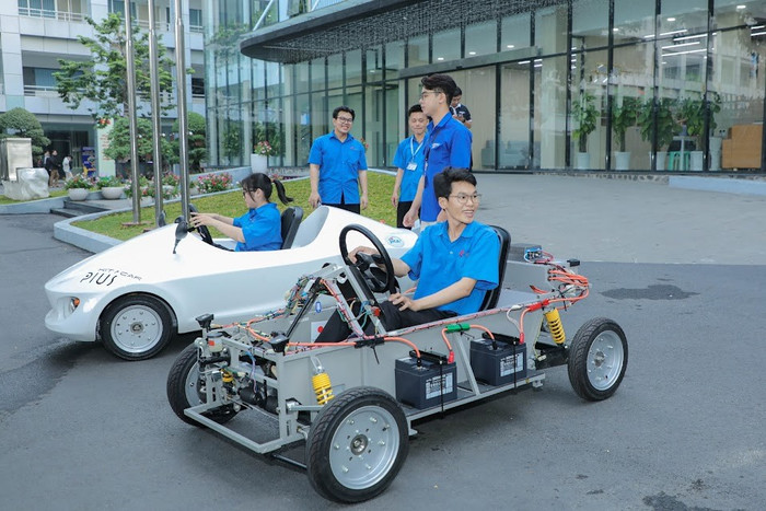 Sinh viên Trường Đại học Công nghiệp Thành phố Hồ Chí Minh thử nghiệm chạy xe điện. Ảnh: NTCC. sv-iuh.png