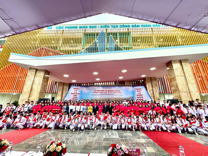 Bộ trưởng Bộ Giáo dục và Đào tạo Nguyễn Kim Sơn chụp ảnh lưu niệm cùng lãnh đạo tỉnh Quảng Ninh, nhà trường và học sinh Trường Trung học cơ sở Trọng Điểm. 534829785-1185447303628600-3046855431661915733-n.jpg