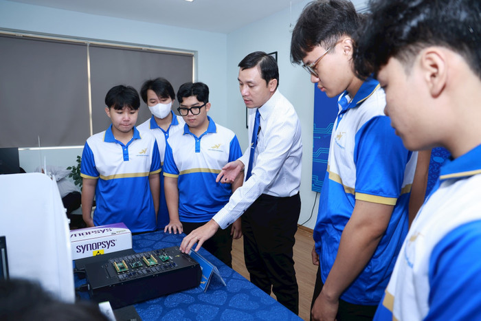 Sinh viên được tiếp cận, thực hành và nghiên cứu các thiết bị tại Trường Đại học Lạc Hồng. Ảnh: Website nhà trường. sv-lhu.jpg