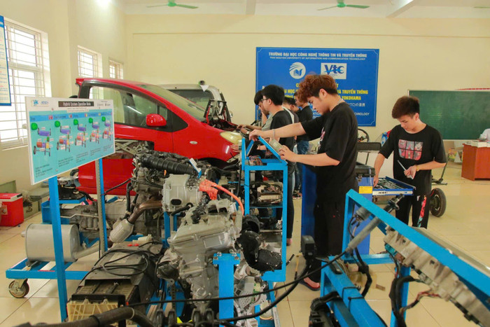Sinh viên ngành Công nghệ ô tô của Trường Đại học Công nghệ thông tin và Truyền thông (Đại học Thái Nguyên) trong một buổi thực hành. Ảnh: Website nhà trường. ictu-cnkt-o-to.jpg
