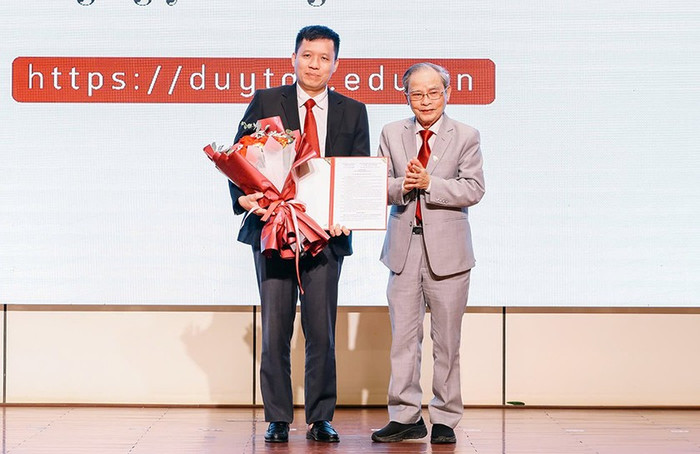 Giáo sư, Tiến sĩ Nguyễn Quang Hưng (bên trái) - Viện trưởng Viện Nghiên cứu Khoa học Cơ bản và Ứng dụng, Đại học Duy Tân. Ảnh: Website nhà trường. gs-nguyen-quang-hung.png