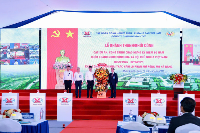 Bộ trưởng Bộ Giáo dục và Đào tạo Nguyễn Kim Sơn tại Dự án khai thác hầm lò mở rộng mỏ Hà Ráng. 534533200-1185447363628594-5473513332840948132-n.jpg